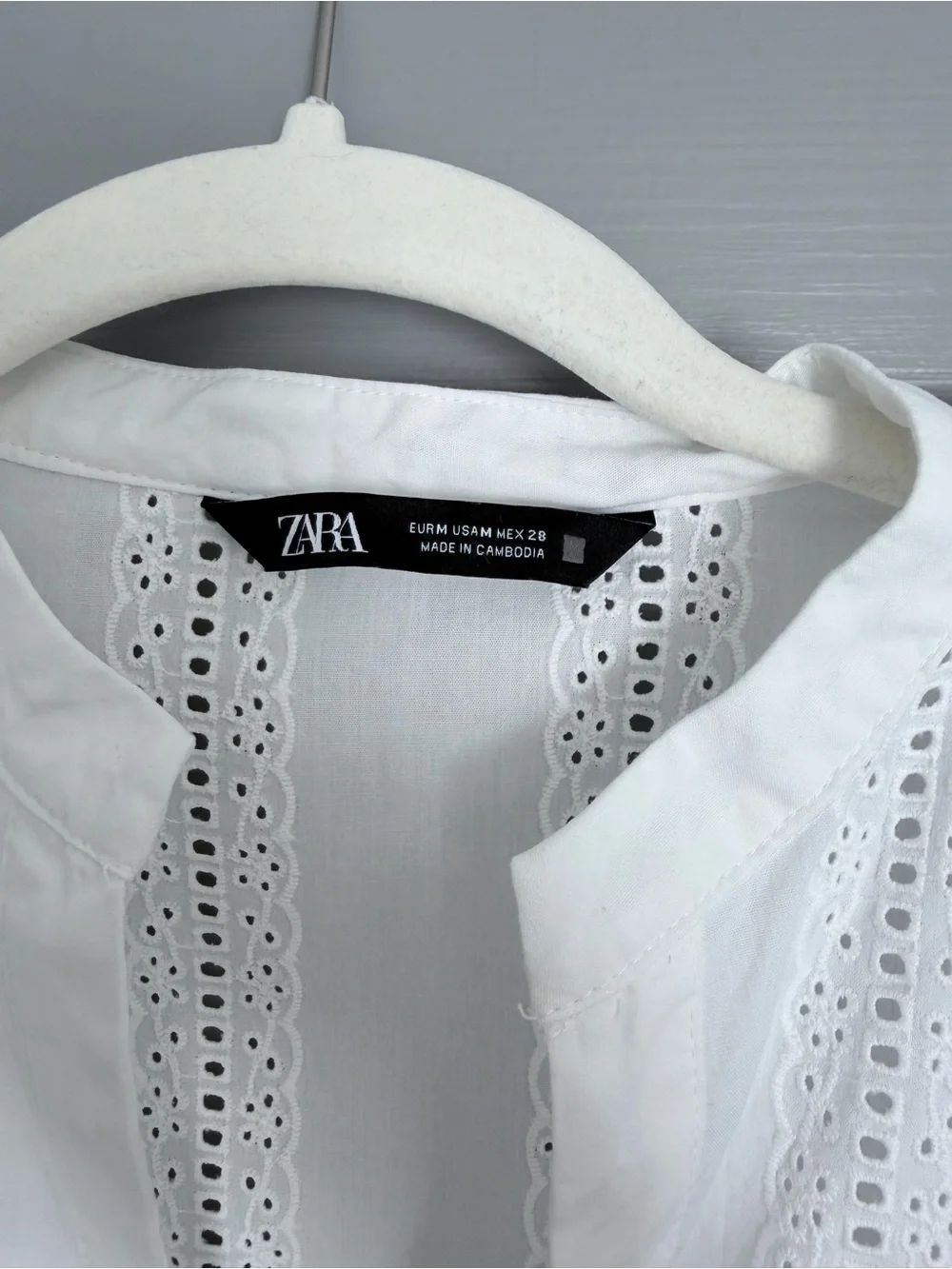 Zara White Eyelet Button-Front Blouse, size medium, 100% cotton